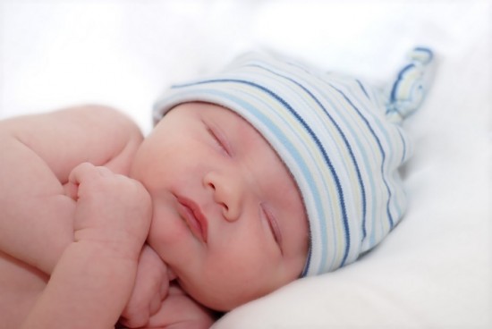 Bí chăm sóc bé sơ sinh khi ngủ trong 24 giờ đầu tiên sau sinh