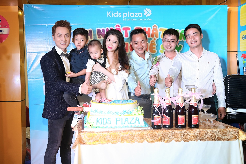 Đăng Khôi chi mạnh tay sắm đồ cho hai quý tử