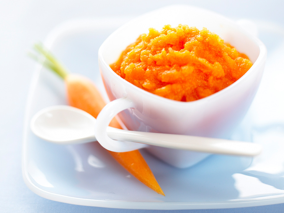 Các bước nấu bột rau củ cho bé ăn dặm từ cà rốt: