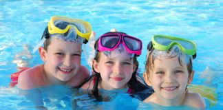 Hướng dẫn lựa chọn phao bơi cho bé 2 tuổi trở lên Bé tập bơi lội