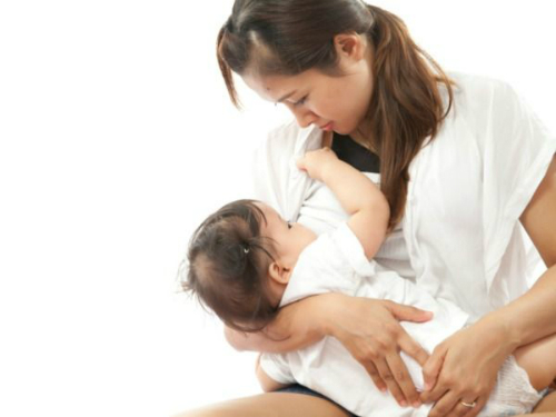 Để bé bú sữa mẹ được đầy đủ dinh dưỡng
