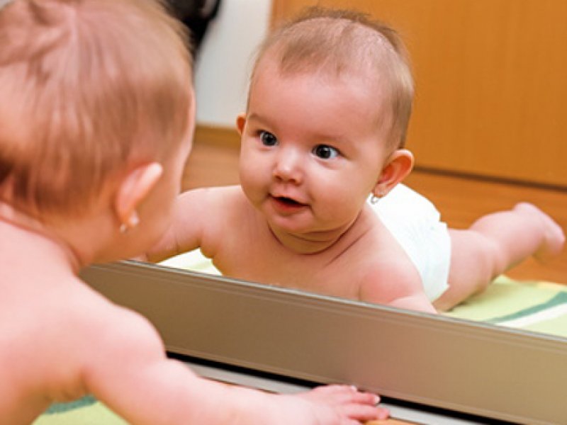 Tập cho bé phát triển 5 giác quan từ giai đoạn sơ sinh