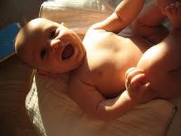 Tắm nắng đúng cách giúp con cao lớn