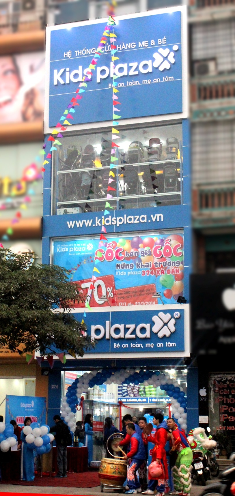 Khai trương siêu thị số 8 Kids plaza tại “con đường đắt nhất hành tinh”