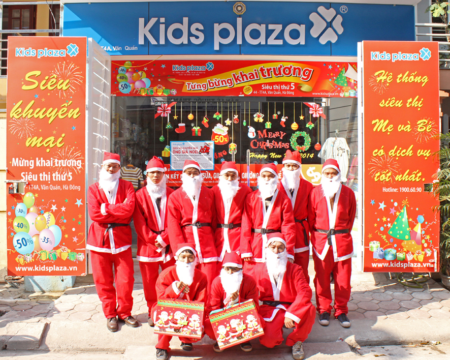 Ông già Noel của Kids plaza đi phát quà cho các bé