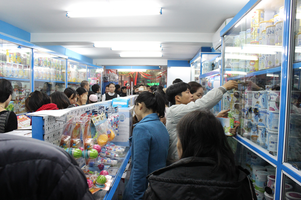 Hàng trăm khách hàng mua sắm trong dịp khai trương Kids Plaza 340 Bạch Mai