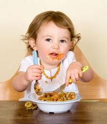 Giúp bé tự xúc ăn