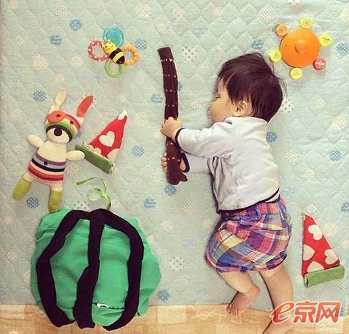 Mẹ Nhật chụp tư thế ngủ độc của con gây thích thú