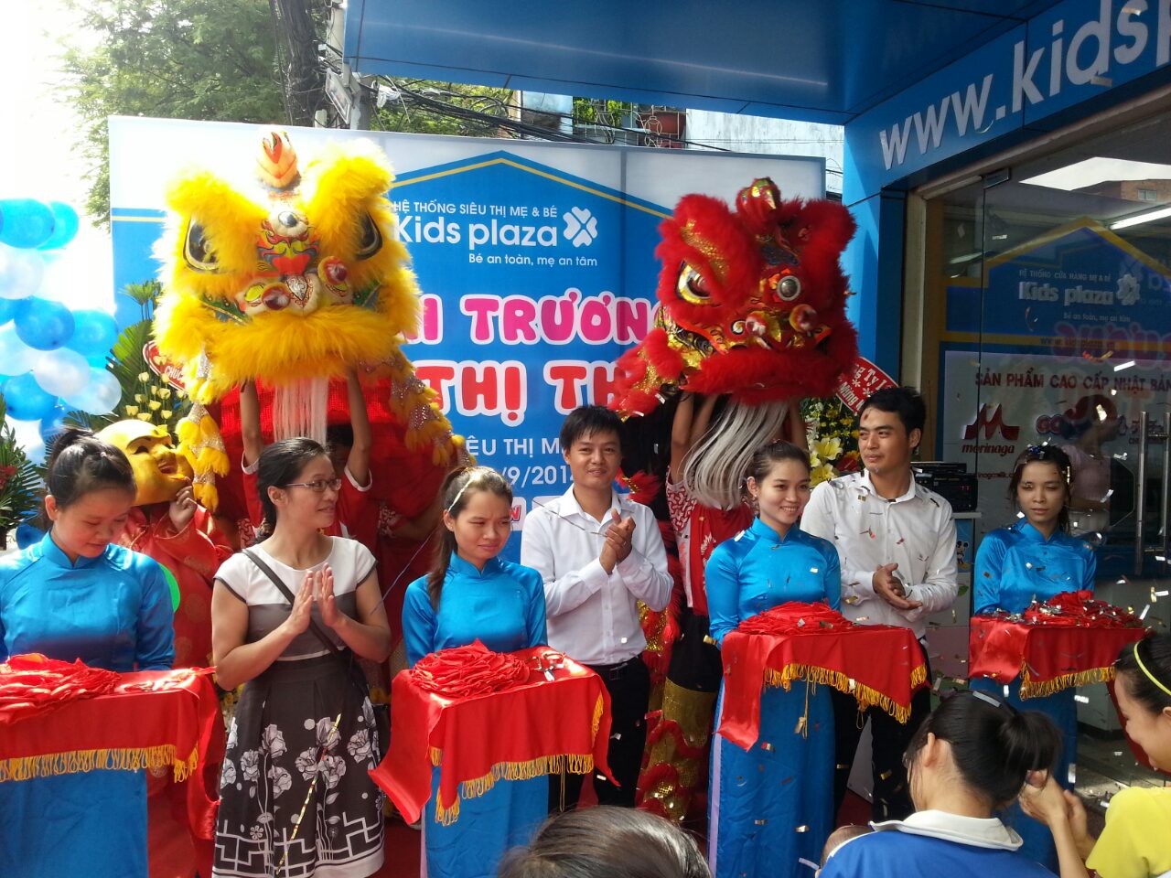 Dòng người ùn ùn đổ về Kids Plaza 293 Trường Chinh ngày khai trương