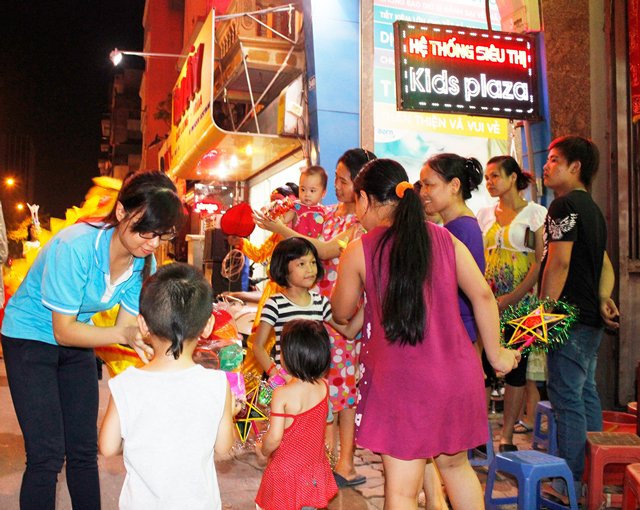 Kids Plaza tưng bừng tặng quà nhân dịp Tết trung thu