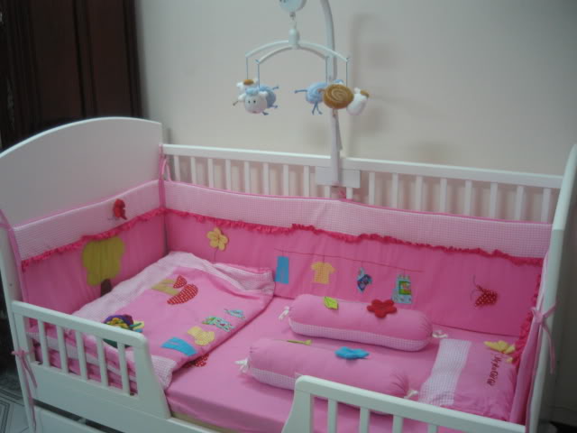 Bố mẹ có thể trang trí những bộ quây cũi màu sắc và treo đồ chơi cho bé Bố mẹ có thể trang trí những bộ quây cũi màu sắc và treo đồ chơi cho bé