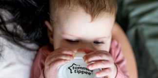 So sánh bình sữa thủy tinh và bình sữa bằng nhựa