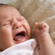 8 dấu hiệu nhắc mẹ cần phải đổi sữa bột cho bé ngay