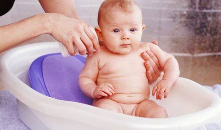 Làm gì để bé ngừng khóc?