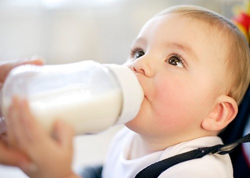 7 lưu ý vàng khi đổi sữa bột cho bé