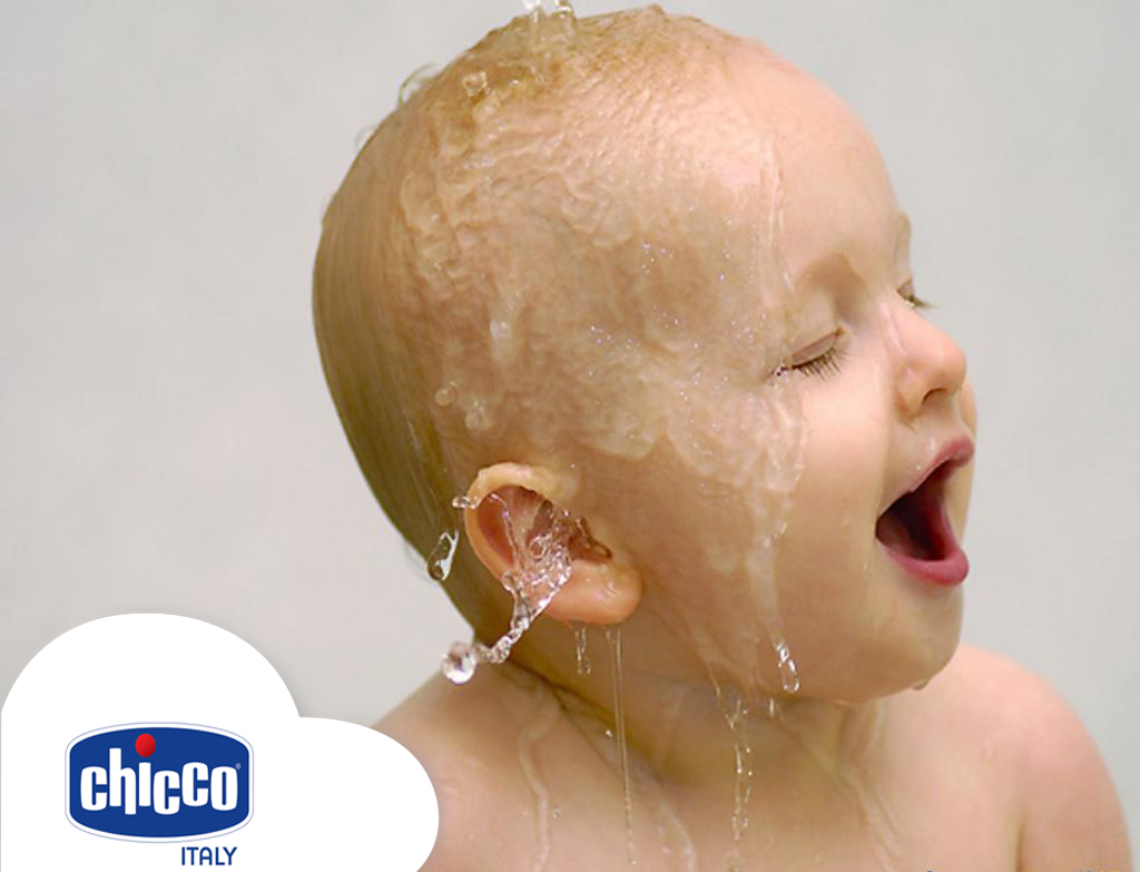 Phải làm sao khi bé sợ tắm?