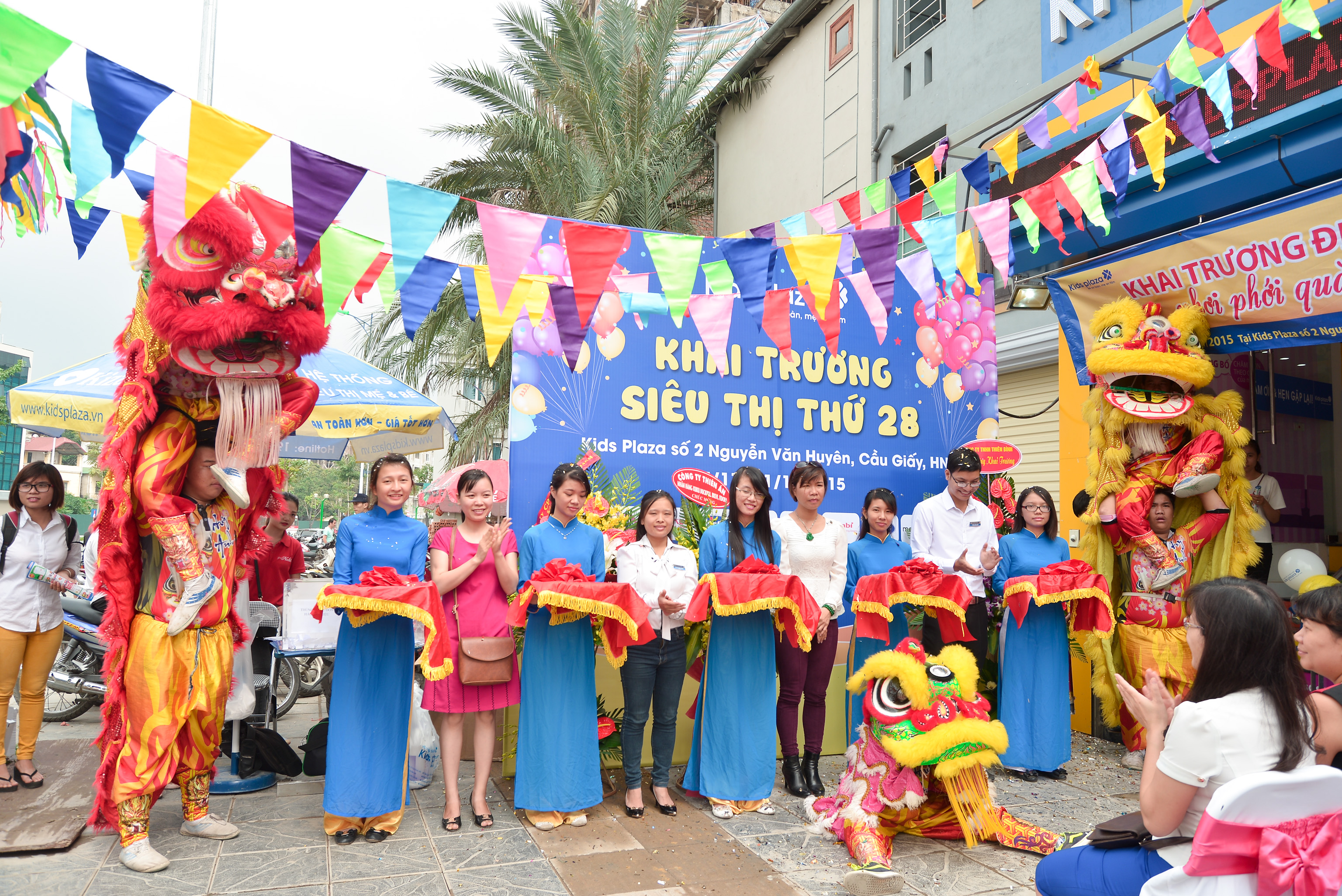 Kids Plaza Nguyễn Văn Huyên đón hàng trăm khách hàng tới mua sắm mừng khai trương