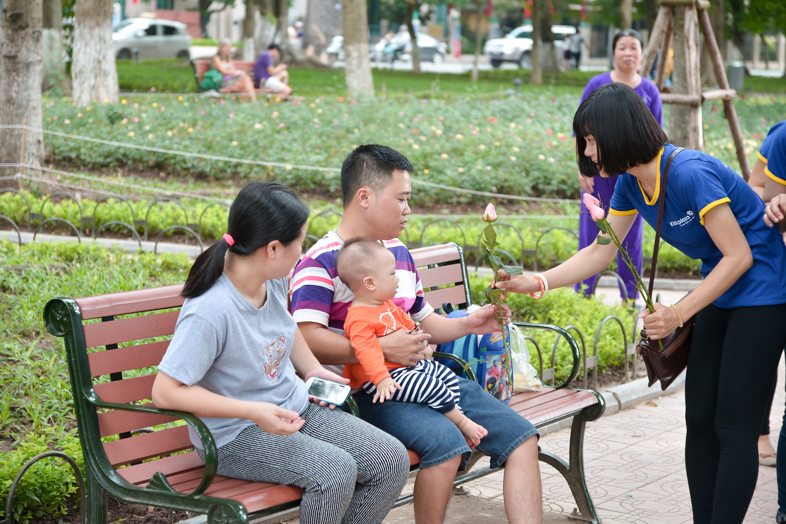 Hàng ngàn bạn nam bất ngờ vì được tặng hoa hồng