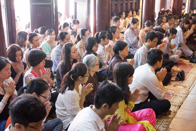 Hàng trăm bà mẹ cùng “nói với con lời bình an” tại chùa Trấn Quốc