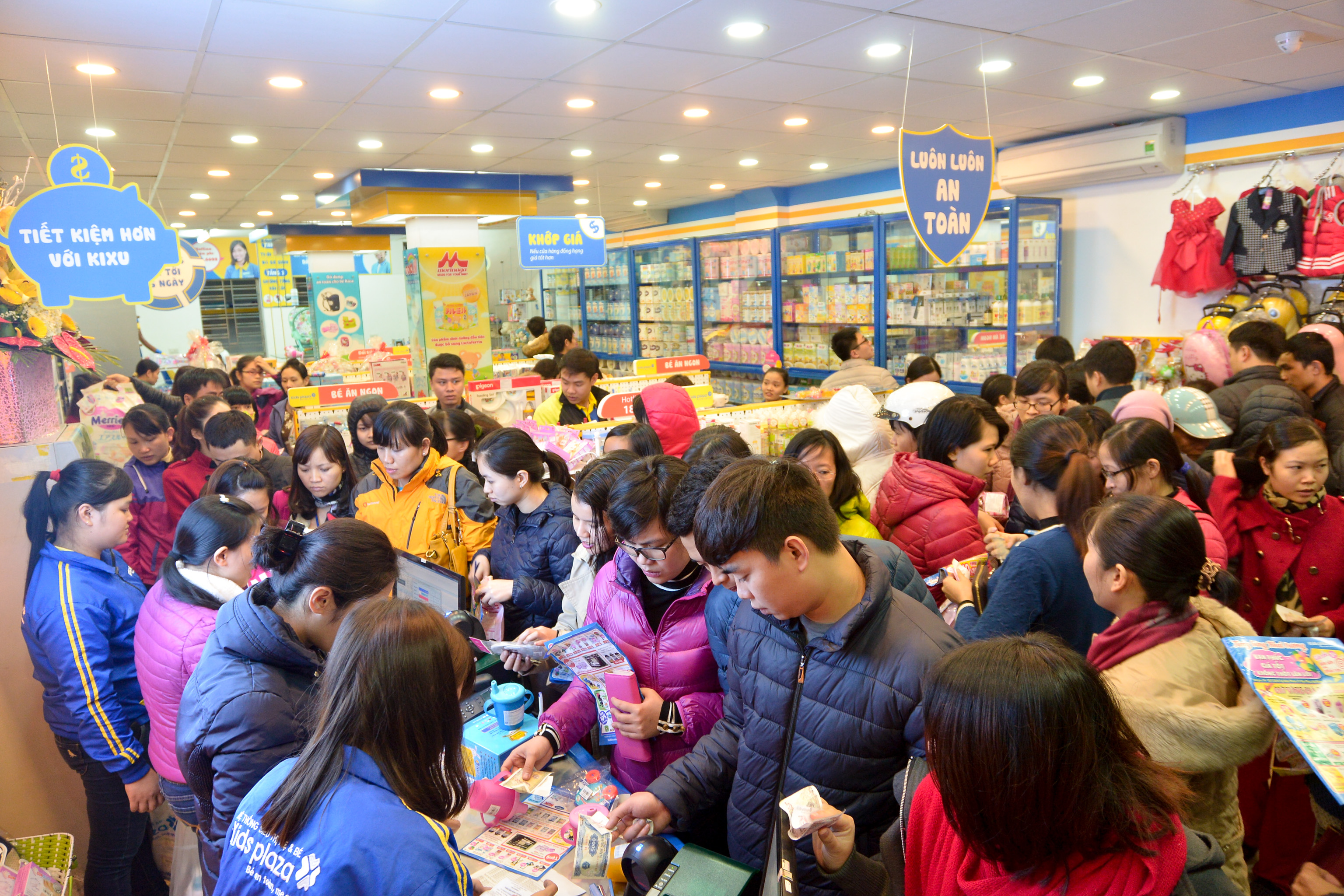 Dòng người chen chân đến Kids Plaza bất chấp trời mưa lạnh