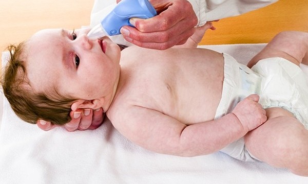 Mẹo hay trị ngạt mũi khó thở cho bé khi ngủ