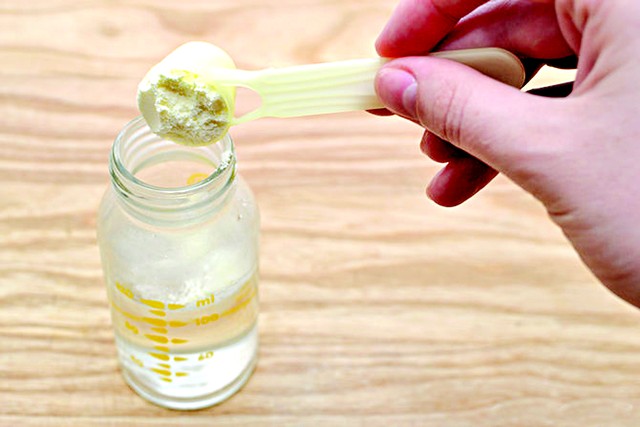 Bác sĩ chỉ ra 4 sai lầm về nước pha sữa mà hầu hết cha mẹ nào cũng từng mắc phải