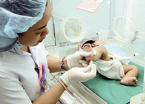 Lấy máu gót chân làm sàng lọc sơ sinh cứu cả cuộc đời của trẻ