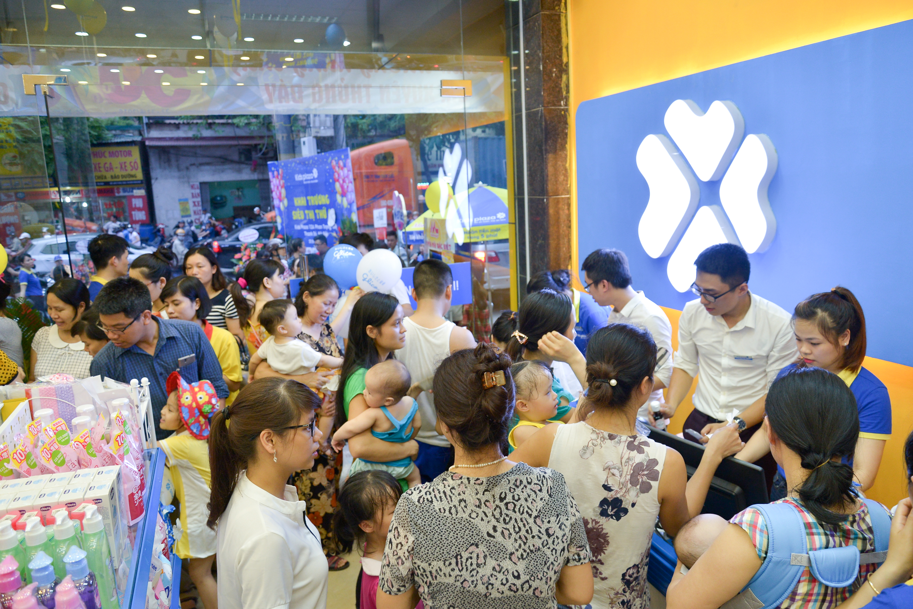 Cơn bão giá sốc hút hàng ngàn khách hàng tới Kids Plaza Phan Trọng Tuệ