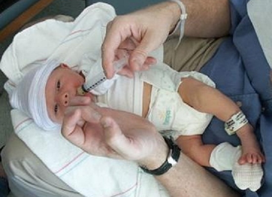 Nguy cơ tiềm ẩn khi hút – vắt sữa non trước khi sinh sữa non cho bé