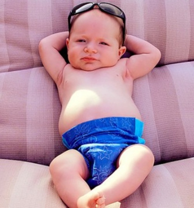 Những sai lầm cha mẹ hay mắc phải khi tắm nắng cho con