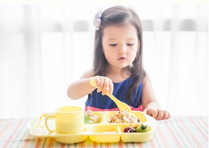 Sai lầm cha mẹ thường mắc phải khi cho bé ăn