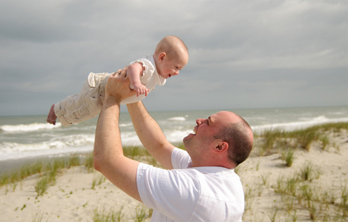 Bé 3 tháng phải phẫu thuật não do thói quen rung lắc dỗ cháu của ông nội