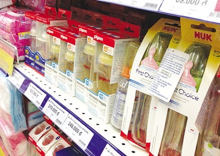 Những hiểm họa tiềm ẩn trong bình sữa cho bé bằng nhựa đầy hóa chất bình sữa cho bé