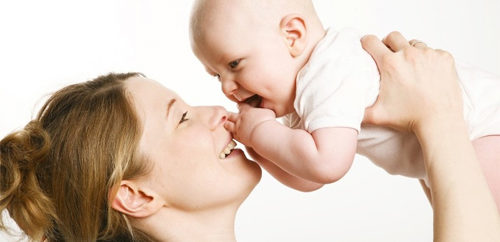 Mách mẹ cách nhận biết và chăm sóc khi bé bị viêm họng