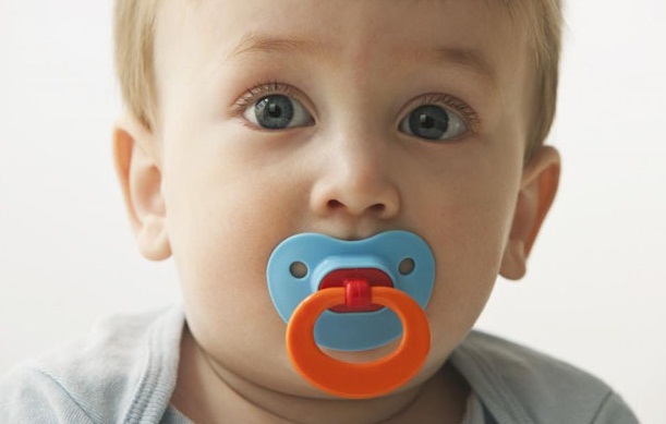 Lợi và hại trong việc cho bé dùng núm vú giả núm vú giả