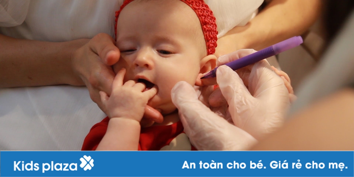Cẩn trọng khi xỏ lỗ tai cho bé
