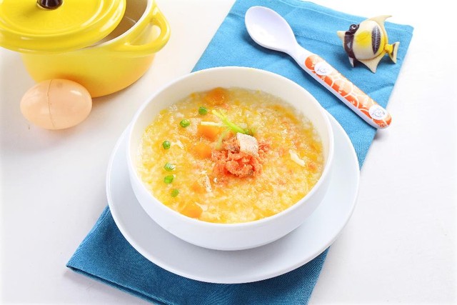 Cho bé ăn cháo xay nhuyễn trong độ tuổi ăn dặm