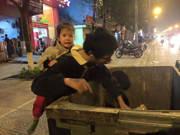 Cảm động hình ảnh những người cha vừa địu con trên lưng vừa kiếm sống Cảm Động Hình Ảnh Những Người Cha Vừa Địu Con Trên Lưng Vừa Kiếm Sống