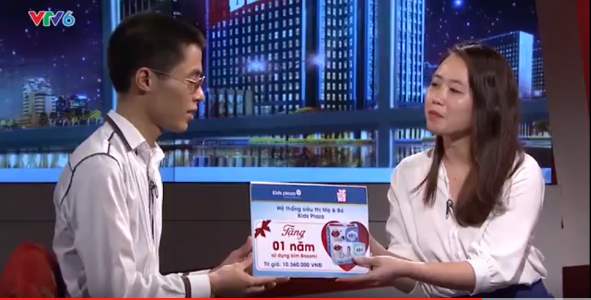 Chàng trai khiếm thị Cao Duy Đạt xúc động khi nhận món quà ý nghĩa từ Kids Plaza