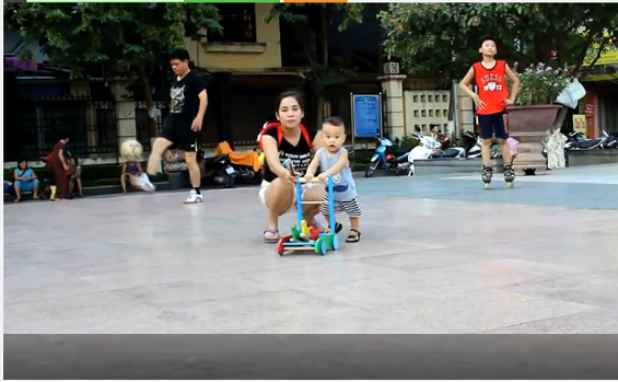 Clip: Các bé tập đi trong công viên cực đáng yêu vui nhộn