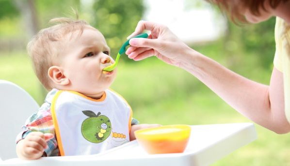 Mách mẹ bí quyết giúp bé thích thú ngồi ghế ăn dặm