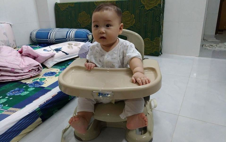 Nên dùng ghế ăn dặm bằng gỗ hay bằng nhựa cho bé?