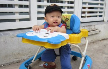 Có nên cho trẻ dùng xe tập đi không?