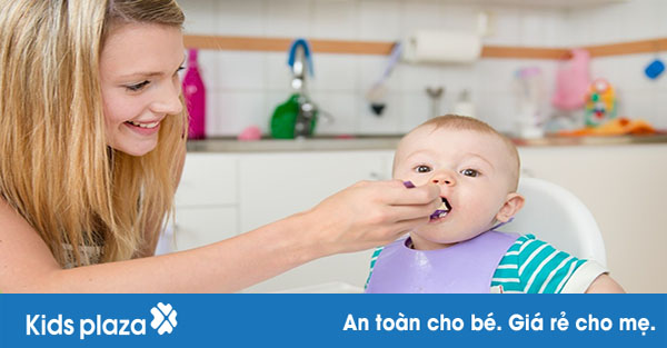 Ép bé ăn hoặc cố lừa bé ăn là mẹ đang từ bỏ cơ hội giúp bé có thói quen ăn khỏe mạnh