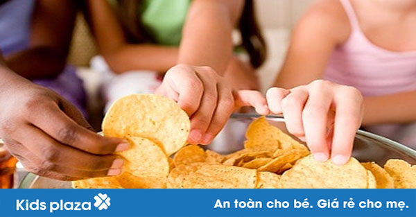 Trẻ đòi ăn snack, bánh kẹo thay vì ăn cơm thì phải làm sao?