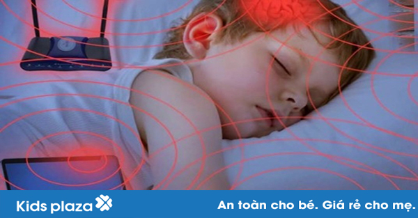 Cảnh báo : Thói quen sử dụng điện thoại của bố mẹ đang vô tình gây hại cực kỳ nguy hiểm cho con