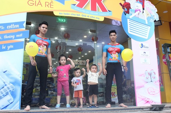 Các ông bố hóa trang thành các nhân vật siêu nhân mang theo thông điệp ý nghĩa