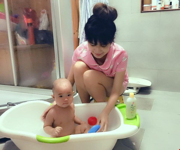 3 đồ dùng không thế thiếu khi tắm cho bé sơ sinh