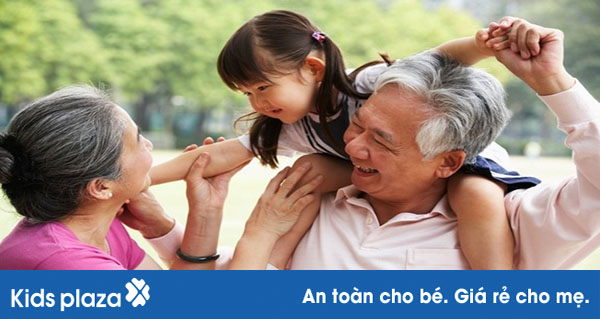 Ông bà nuông chiều cháu và cách xử lý thông minh của mẹ