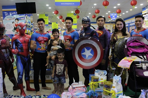 Khoảnh khắc các ông bố hoá siêu nhân mang theo thông điệp ý nghĩa